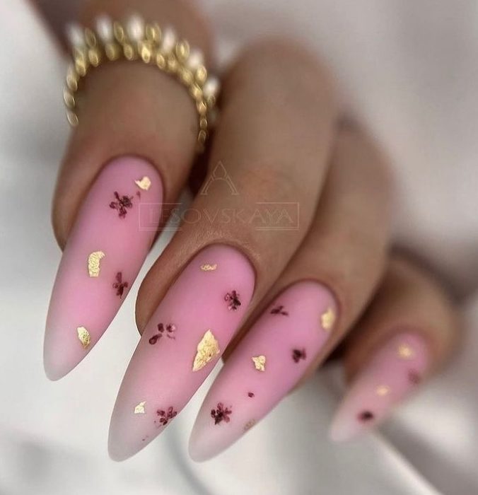 Розовый матовый маникюр на длинные ногти миндальной формы с миниатюрнымицветочными рисунками