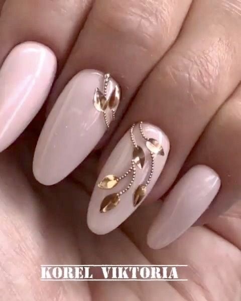 Розовый нежный дизайн ногтей с золотистыми веточками из жемчуга и объемного декора