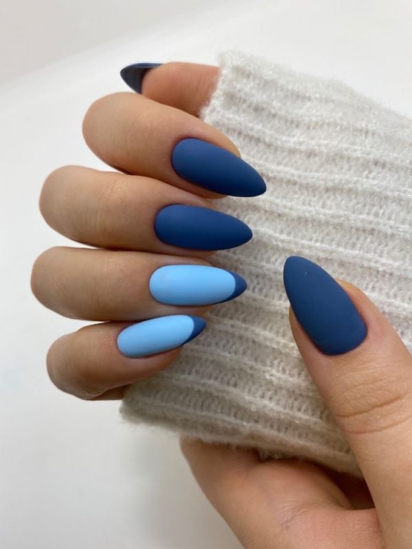 Сине-голубые матовые ногти формы миндаля с контрастным кончиком на двух пальцах