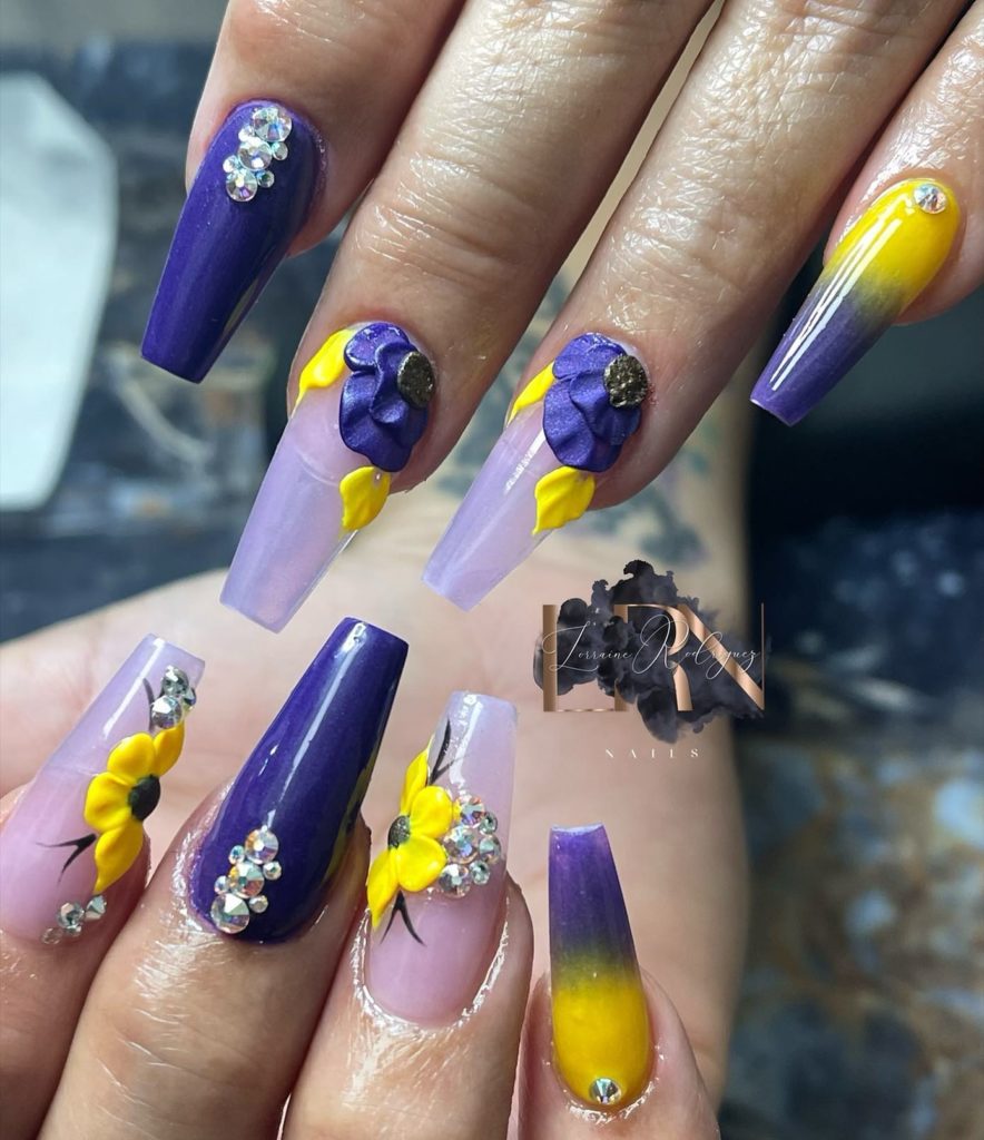 Сине-желтый дизайн ногтей с ручной лепкой в виде цветов, украшенный стразами