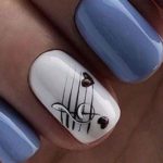 Сочетание белого и синего цвета в маникюре с простым рисунком в виде скрипичного ключа и сердец