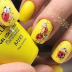 Сочный желтый дизайн ногтей с рисунками в виде забавных божьих коровок