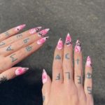 Современный розовый дизайн ногтей с яркими рисунками и узорами в виде сердец и надписей