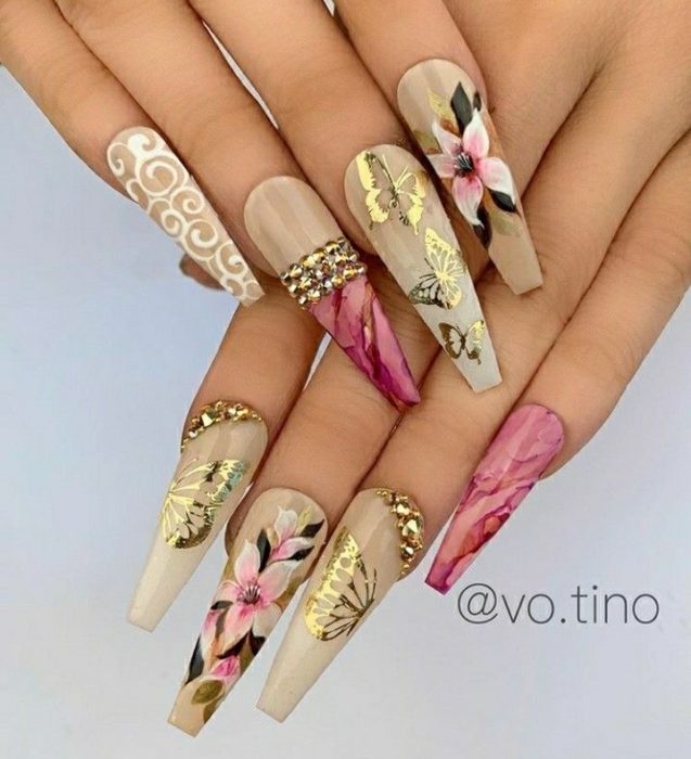 Роскошный дизайн ногтей с оформлением мрамором и золотом на очень длинных ногтях