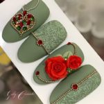 Темно-зеленый дизайн ногтей Кулон любви с объемными миниатюрными розами, бусинами и стразами