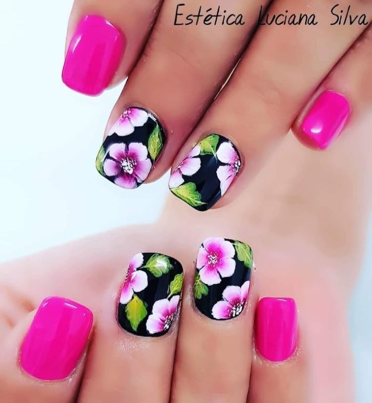 Весенний яркий розовый маникюр с цветами на черном фоне на двух ногтях