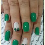 Зеленый дизайн ногтей с глянцевым блестящим покрытием и цветочными рисунками