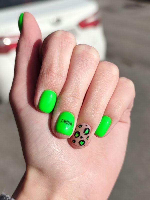 Зеленый неоновый маникюр на короткие ногти с надписью Танцуй и леопардовым рисунком