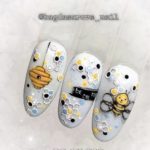 Белоснежные ногти с оригинальными рисунками пчелиного улья, пчелы и медовых сот