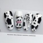 Черно-белый дизайн ногтей с 3Д-рисунком коровы, надписью «Мууу» и тематическим принтом