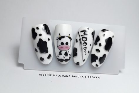 Черно-белый дизайн ногтей с 3Д-рисунком коровы, надписью «Мууу» и тематическим принтом