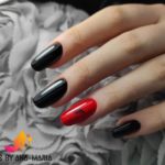 Черный глянцевый маникюр на ногти средней длины с красной вставкой и буквами на одном пальце