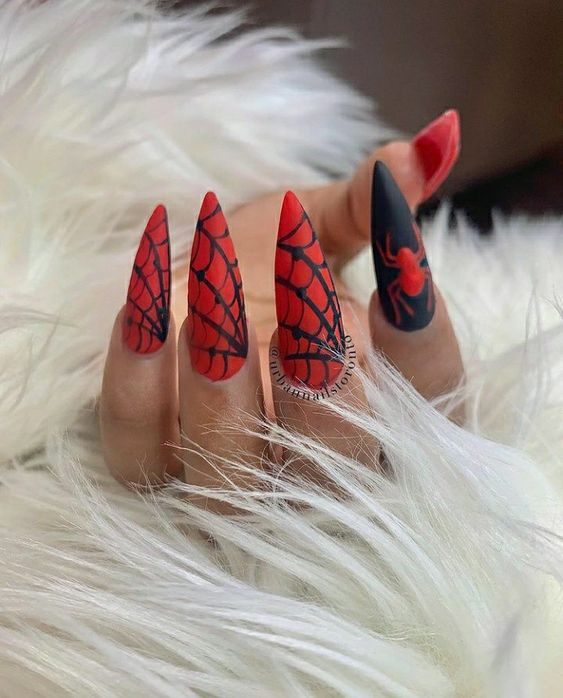 Дизайн ногтей на тему фильма «Человек Паук» в красно-черном цвете с рисунком паутины и паука