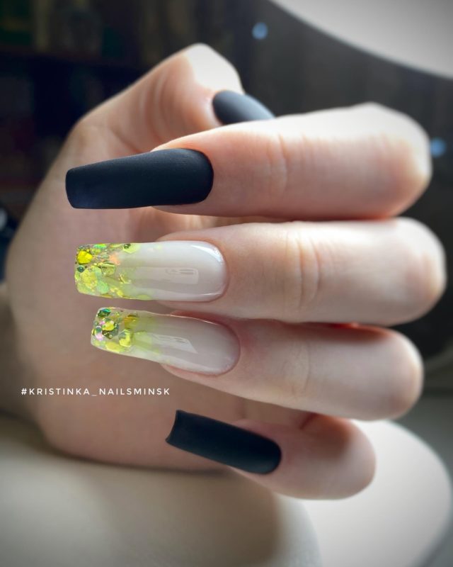 Длинные квадратные ногти в двух цветах – белом и черном цвете с матовым покрытием, желтыми яркими камифубуки