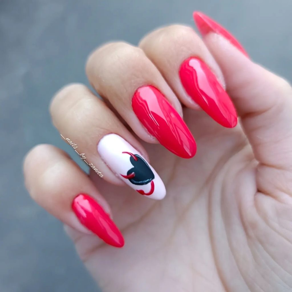Длинные ногти яркого красного цвета с рисунком сердца с дьявольскими рожками на белом фоне