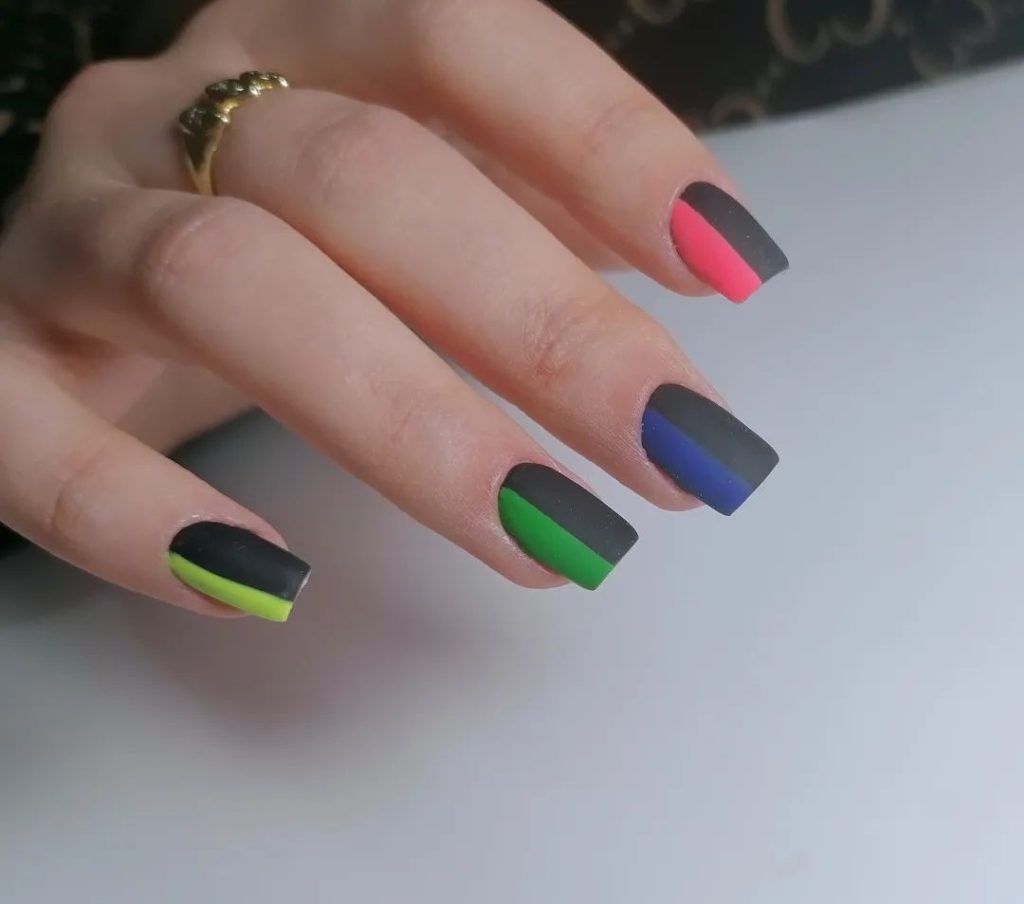 Двухцветный матовый маникюр с вертикальными полосками – черными и цветными