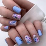 Нежный цветочный маникюр в голубом оттенке на квадратных ногтях
