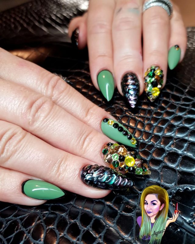 Яркие броские ногти зеленого цвета с декором из камней разной формы