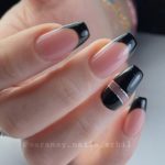 Классический французский маникюр в черном цвете с длинными кончиками и полосками посреди ногтя