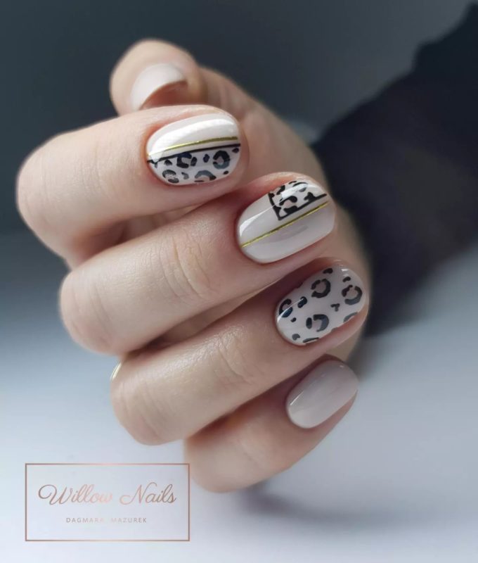 Короткие белые круглые ногти с контрастным леопардовым принтом и золотистыми полосками