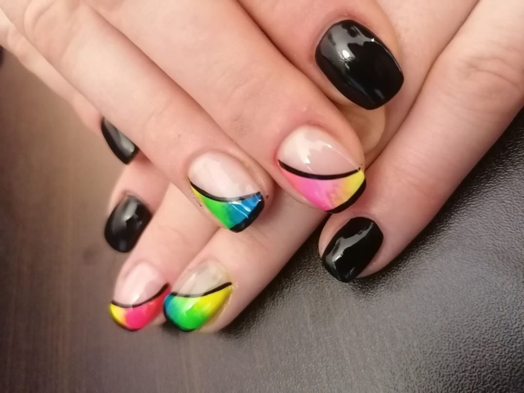 Короткие черные ногти с радужными вставками всех цветов и темными границами