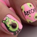 Короткие квадратные ногти в розовом цвете с рисунками авокадо, кота и надписью
