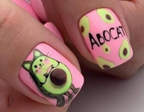 Короткие квадратные ногти в розовом цвете с рисунками авокадо, кота и надписью