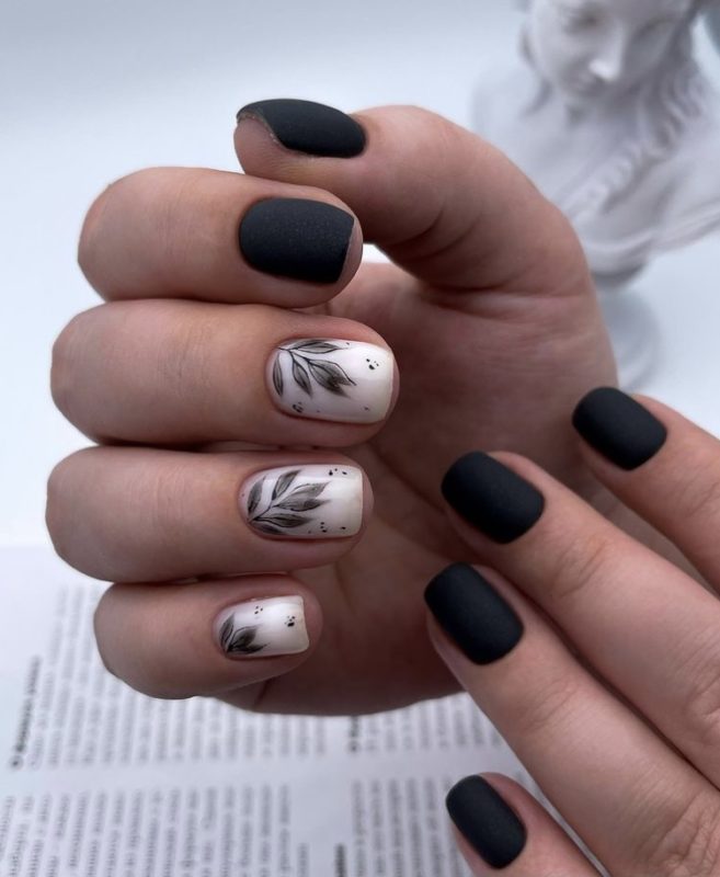 Короткий черно-белый дизайн ногтей с матовым покрытием и рисунком листьев