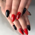 Красно-черный дизайн ногтей с надписью «Что, если..» контрастного цвета