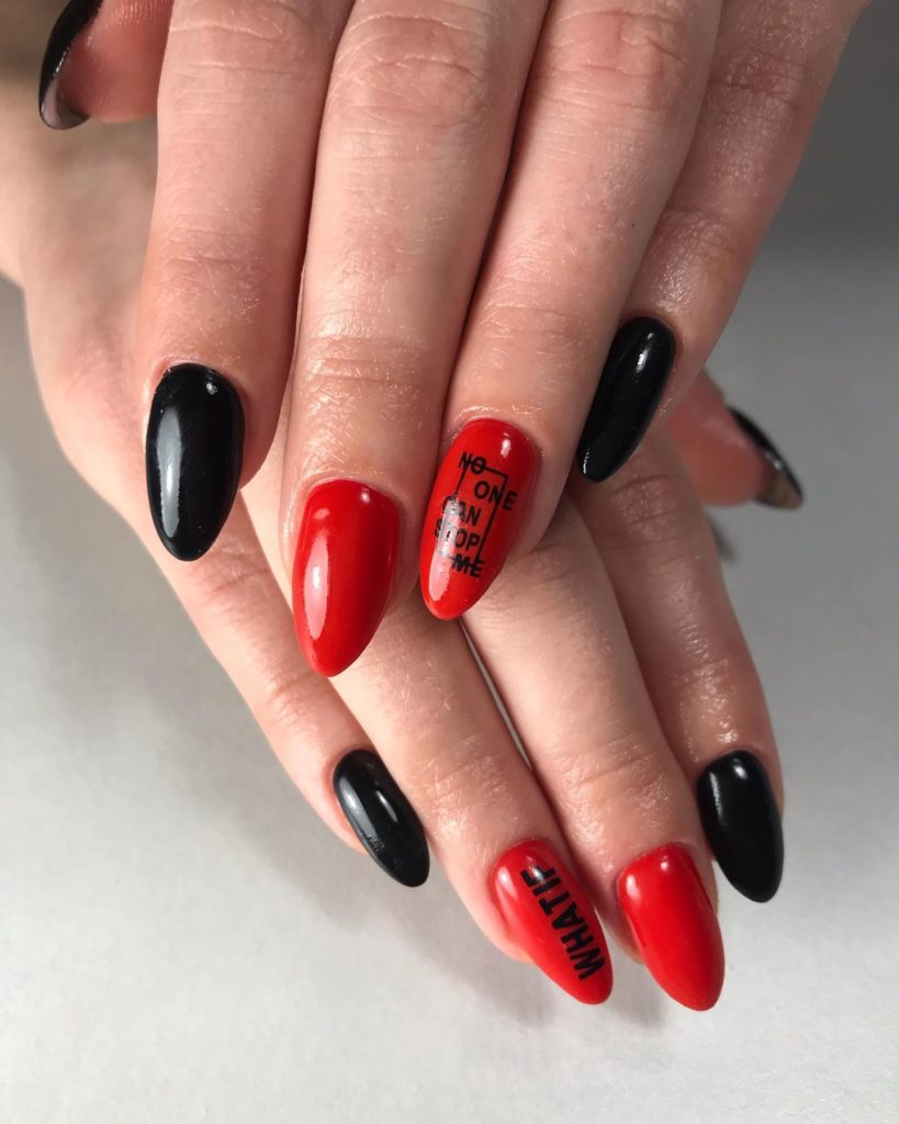Красно-черный дизайн ногтей с надписью «Что, если..» контрастного цвета