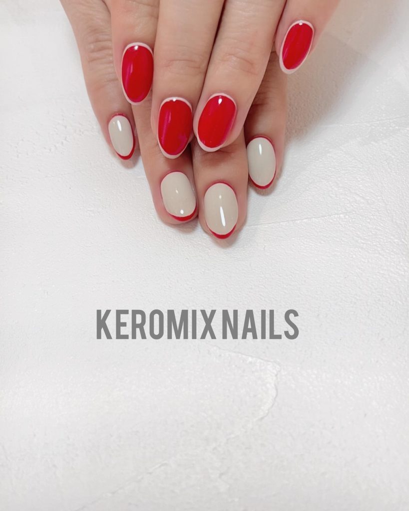 Красно-кремовый дизайн ногтей с контрастными к основе кончиками и глянцевым покрытием