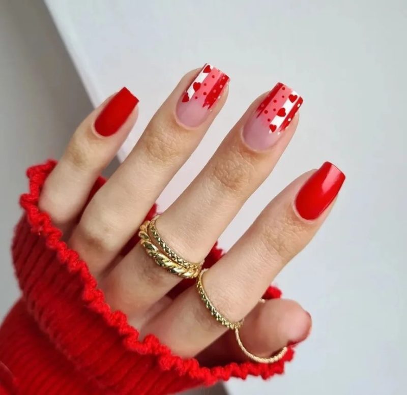 Красный маникюр на квадратные ногти с цветными полосками на кончиках и сердечками