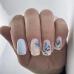 Лаконичное оформление ногтей в голубом и кремовом цвете с голубыми цветочками