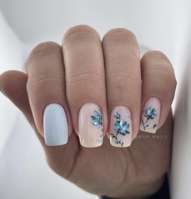 Лаконичное оформление ногтей в голубом и кремовом цвете с голубыми цветочками
