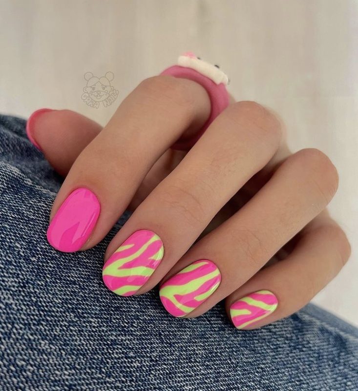 Летний яркий дизайн ногтей в двух цветах – розовом и желтом с глянцевым покрытием