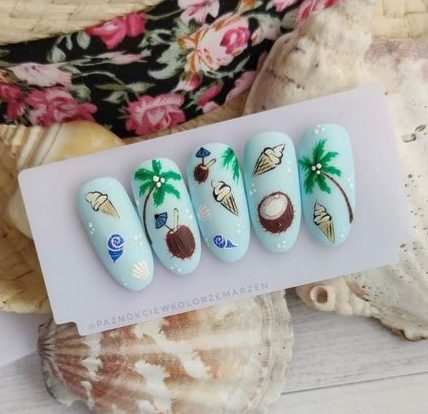 Летний маникюр для отпуска в голубом цвете с рисунками мороженого, пальм, кокосов