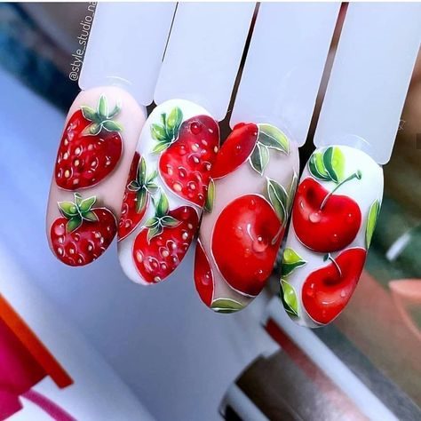 Летний маникюр с 3Д-рисунками сочных ягод – красной черешни и клубники с зелеными листьями