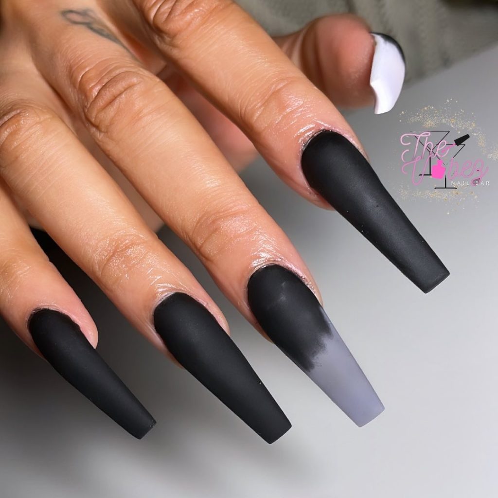 Максимально длинные черные ногти с матовым покрытием и переходом цвета к серому