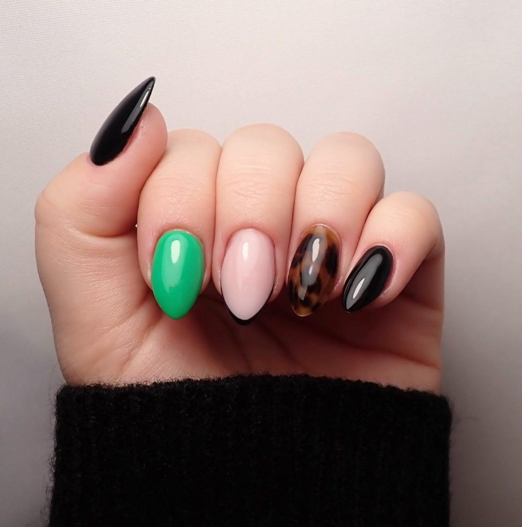 Маникюр «Ассорти» с чередованием черного, зеленого и коричневого цвета на миндальные ногти