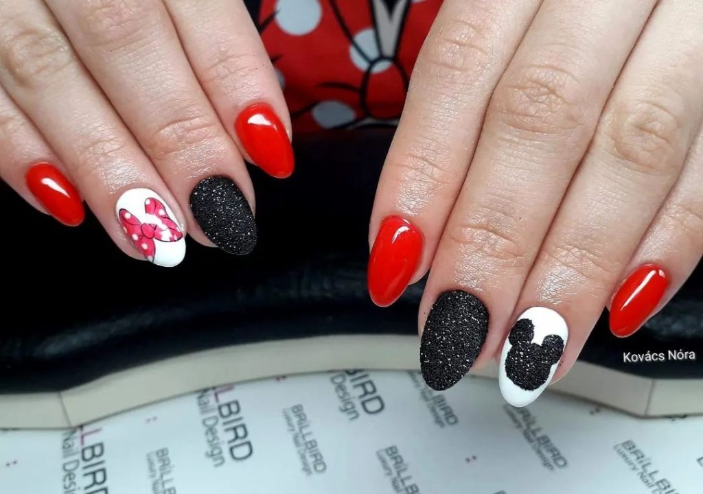 Маникюр «Микки Маус» в черном, белом, красном цвете с глянцем и наклейками в виде бантиков
