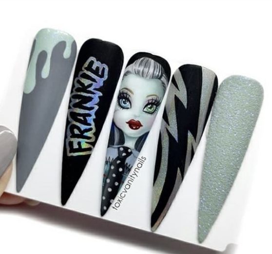 Маникюр на тему кукол Monster High Frankie Stein в разных оттенках серого цвета, с надписью