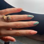 Маникюр натурального цвета с узорами-мазками мятного цвета на двух ногтях