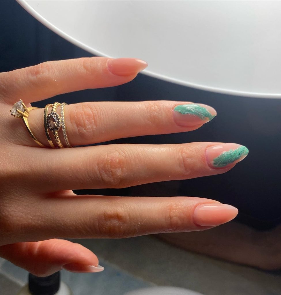 Маникюр натурального цвета с узорами-мазками мятного цвета на двух ногтях