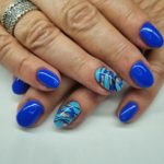 Маникюр синего неонового цвета с глянцем и сложными геометрическими вставками – серебристыми, голубыми