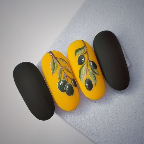 Маникюр в черном и желтом матовом цвете с рисунком оливковых ветвей на двух ногтях