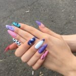 Матовые цветные ногти с разным дизайном – цветным кончиком, сердцем, колючей проволокой