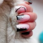 Матовые ногти натурального цвета с черными вставками, украшенные серебристыми блестками