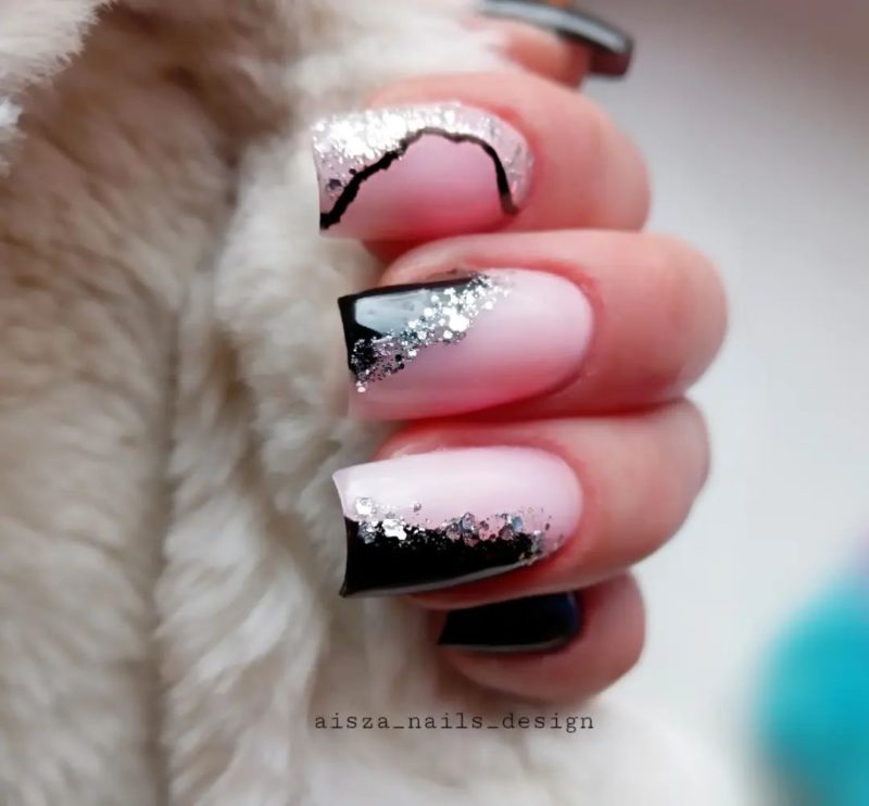 Матовые ногти натурального цвета с черными вставками, украшенные серебристыми блестками