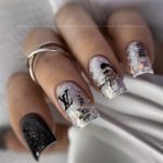 Модный дизайн ногтей в сером и черном цвете в стиле бренда Louis Vuitton с рисунками и надписями
