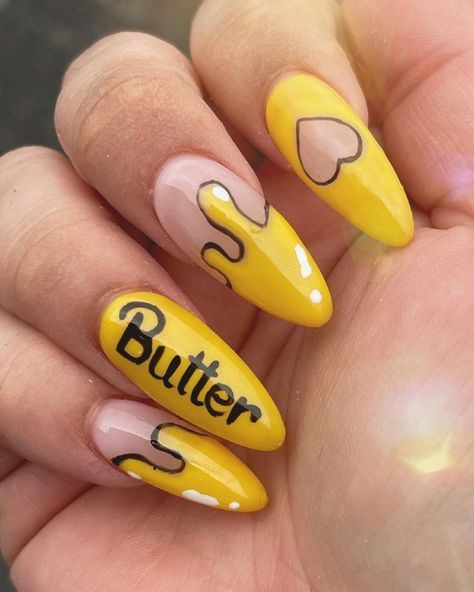 Необычный желтый маникюр «Масло» с надписью и имитацией масляных подтеков на каждом ногте